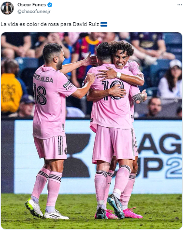 Y agregó: “La vida es de coor rosa para David Ruiz”.