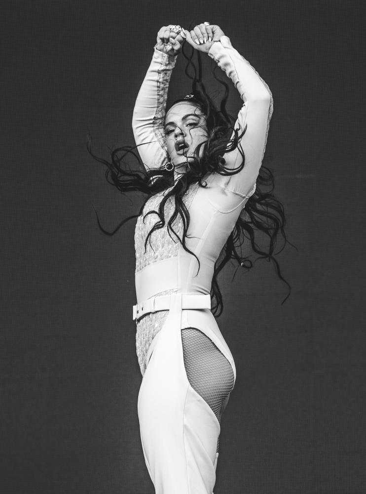 Grabé tu nombre en mis costillas: indirectas de Rosalía a Rauw Alejandro