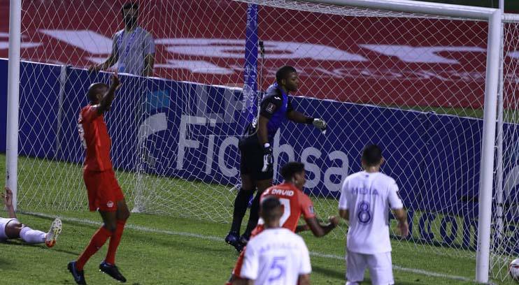 Denil Maldonado de Honduras anotó en propio arco lo que era el 1-0 a favor de Canadá.