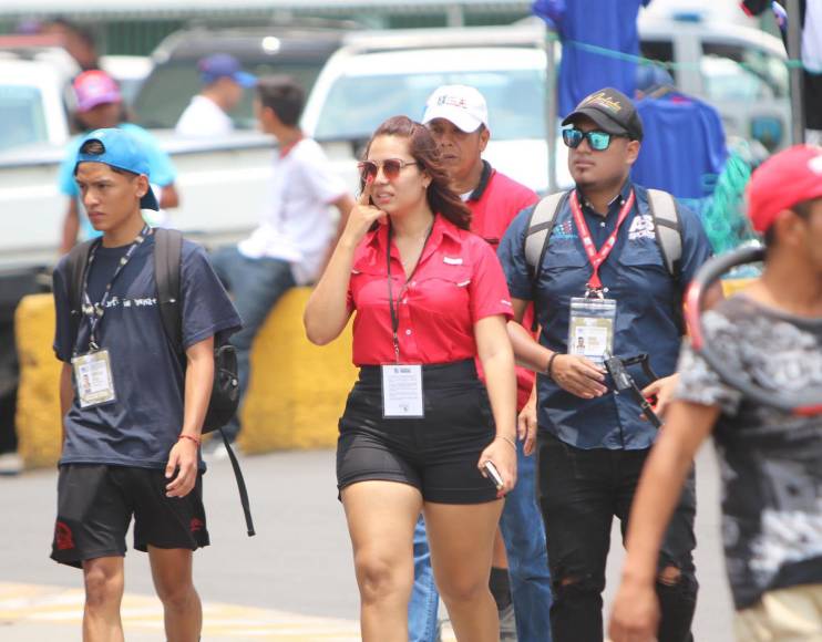 Momento de la llegada de la presentadora Cristel Osorio al estadio Nacional Chelato Uclés.