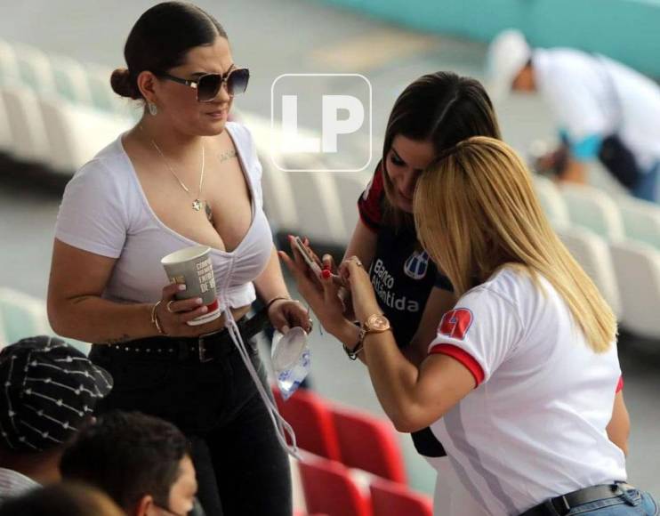 ¿Cómo quedaron las fotos? Las guapas aficionadas del Olimpia fueron sensación en el Nacional.