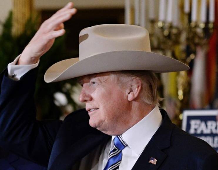 El magnate celebró la semana de 'Lo Hecho en América' con una exposición en la Casa Blanca de productos fabricados en territorio estadounidense por manos americanas. Durante el recorrido, se probó un sombrero estilo cowboy tejano y regaló esta particular imagen a los fotógrafos.