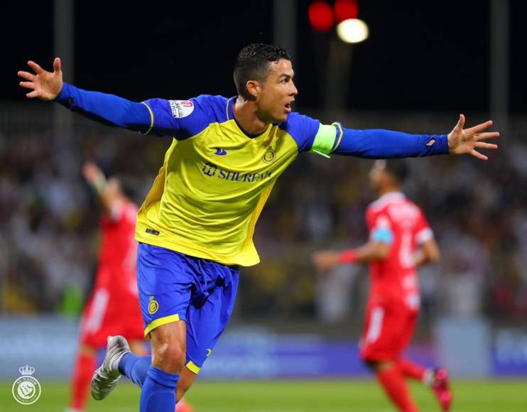 Cristiano Ronaldo celebrando su segundo gol del partido contra el Al Wehda.