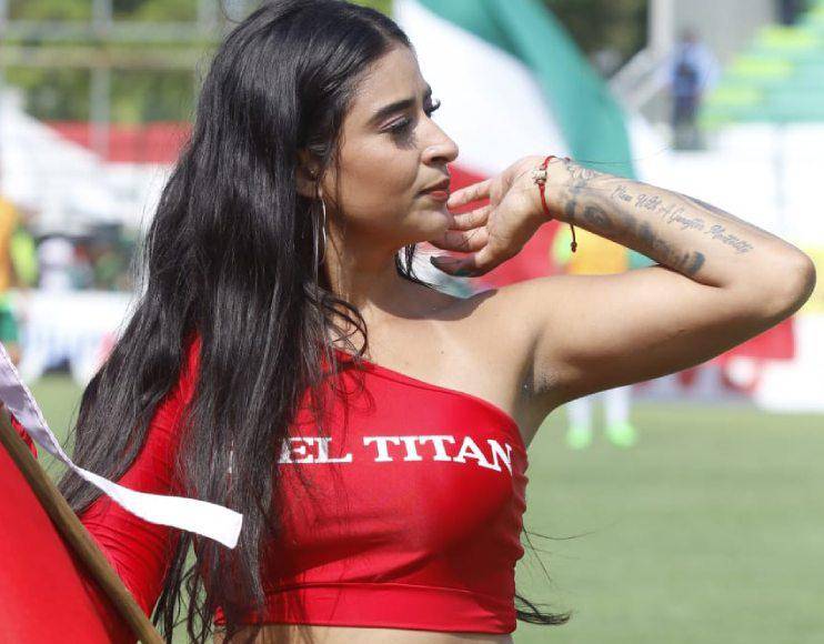 Otra hermosa chica que robó miradas en el Marathón vs Motagua.