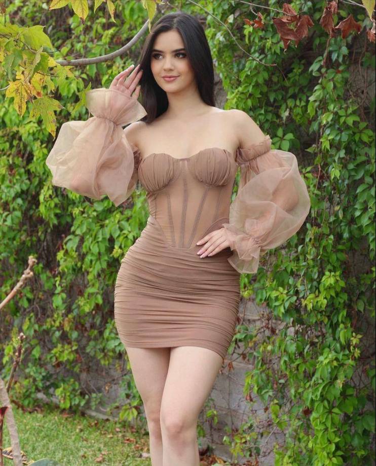 Actualmente es presentadora de televisión del programa El Hilo en canal 5. 