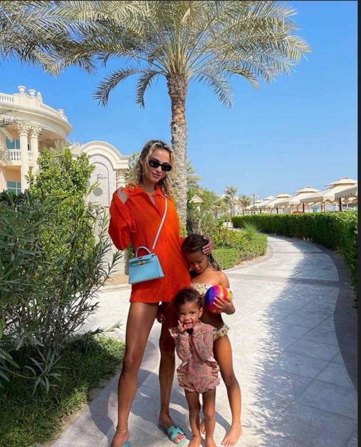 Rose Bertram y las dos hijas que tuvo con Gregory van der Wiel.