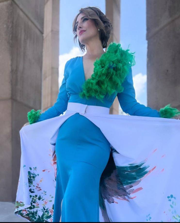 Asimismo el vestido tiene detalles en color verde.