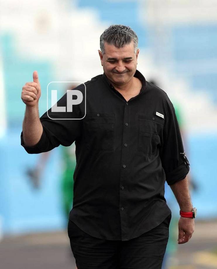 El técnico argentino saludó con el pulgar arriba a los aficionados motagüenses.