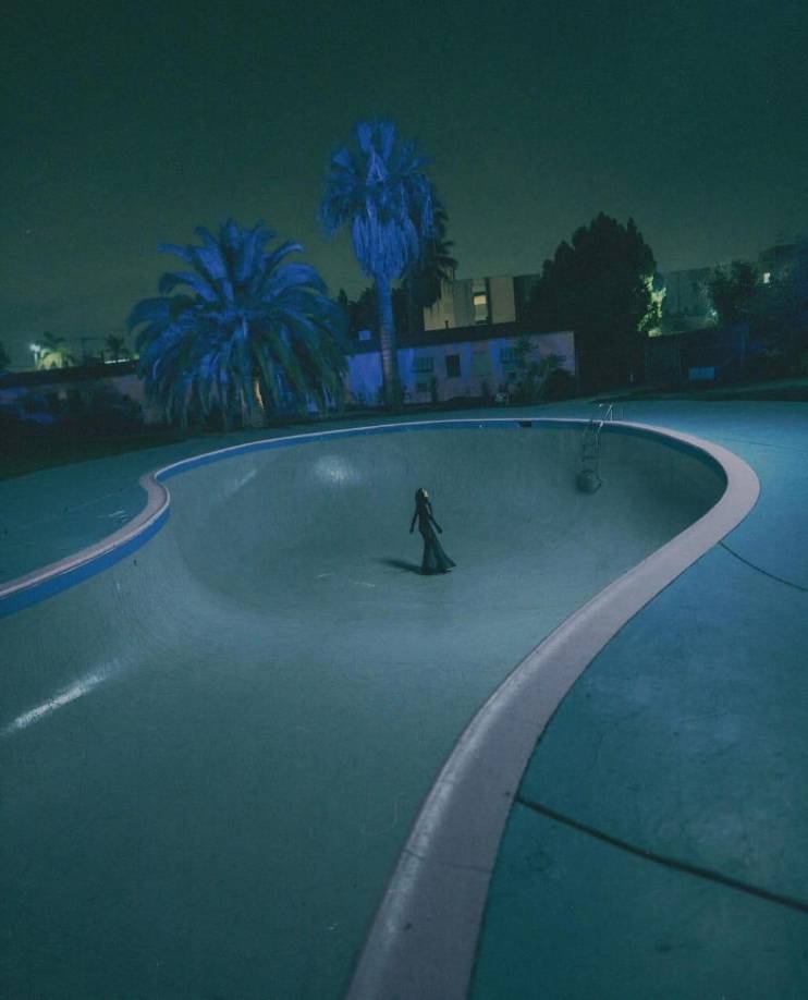 El vídeo que Daniel Eguren dirigió fue filmado cerca de Los Ángeles en The Pink Hotel, un icónico set de películas diseñado para recrear la época de los años 50 y 60. 