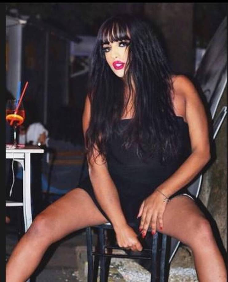 “Pronto les diré la verdad con fotos. Lamento que haya esposa e hijos de mediana edad”, dijo.