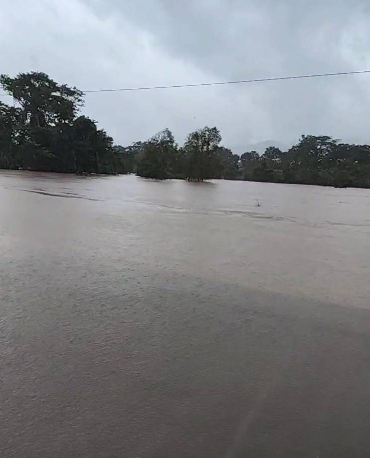 El río ya sobrepasa la carretera CA-13 en Arizona, zona del litoral Atlántico de Honduras.