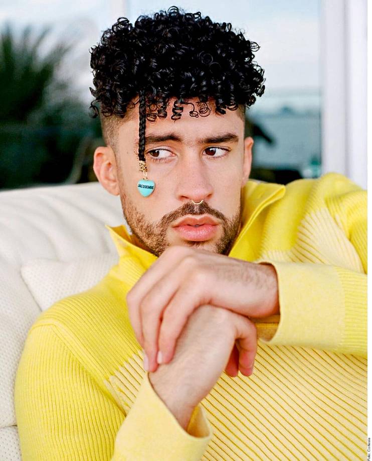 Bad Bunny es un fanático de las trenzas desde que decidió dejarse crecer su cabello. Y cuando no quiere lucir sus rizos, opta por los caminos de trenzas dejando su ya popular mechón al frente siempre decorado con un accesorio llamativo.