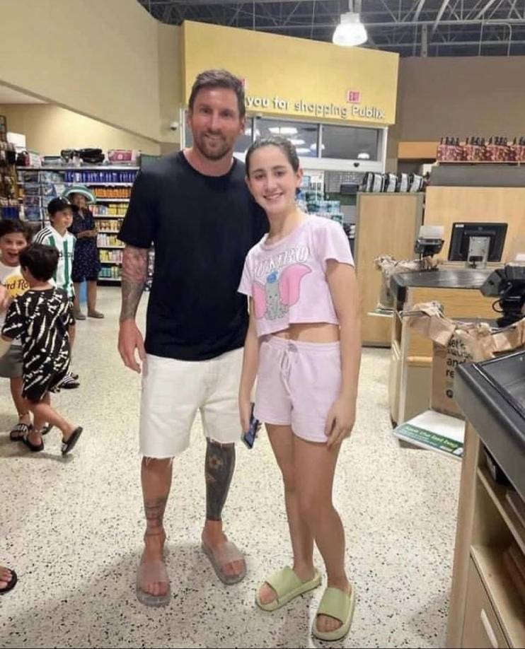 Fiel a su simpleza y sin querer esconderse de la gente, Leo Messi fue reconocido por algunos fans. Esta niña, sonriente junto al argentino.