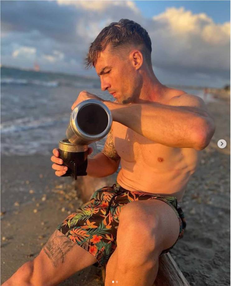 Álvaro Klusener - El delantero argentino del Platense se quedó en Puerto Cortés disfrutando de la playa un mate.