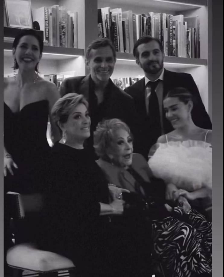 Por otra parte, la familia Silvia Pinal tiene motivos para celebrar ya que se aproxima la boda de Michelle Salas, bisnieta de Silvia. La actriz de la época de oro se encuentra en un buen estado de salud por lo que se le puede ver disfrutando con su familia.