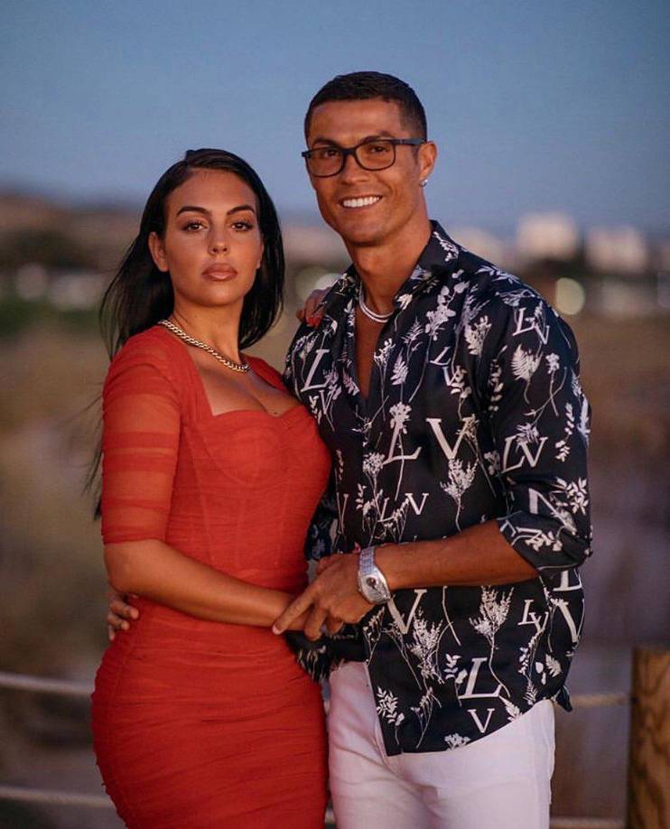 Georgina era dependienta en una tienda de lujo y Cristiano se enamoró de ella. El portugués se atrevió a pedirle el número de teléfono y comenzaron a salir, aunque no fue hasta unos meses después cuando ambos oficializaron su romance.