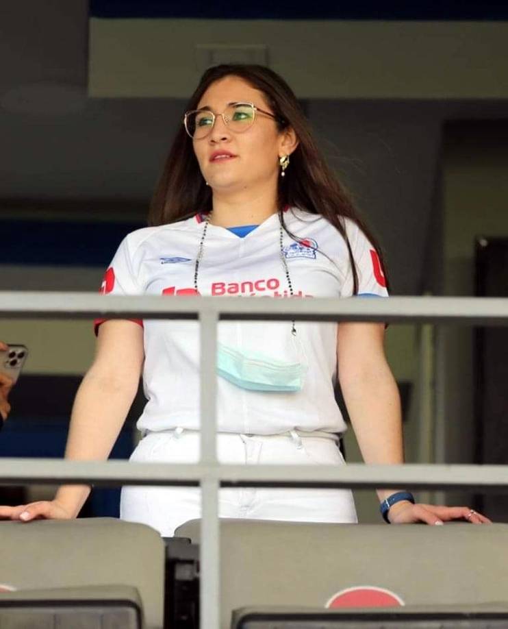 Esta aficionada olimpista, muy atenta al partido en el palco del estadio.