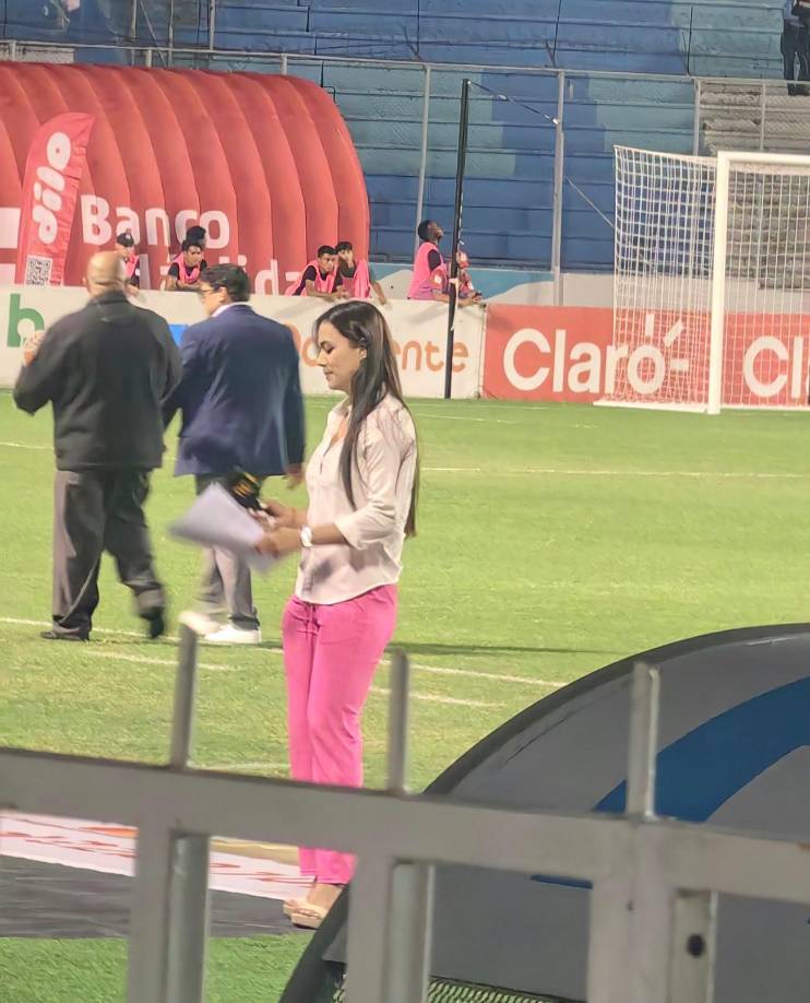Realiza coberturas en cancha en los partidos de Liga Nacional del Fútbol de Honduras. Su profesionalismo y humildad la han llevado a convertirse en una de las periodistas más reconocidas del país. 