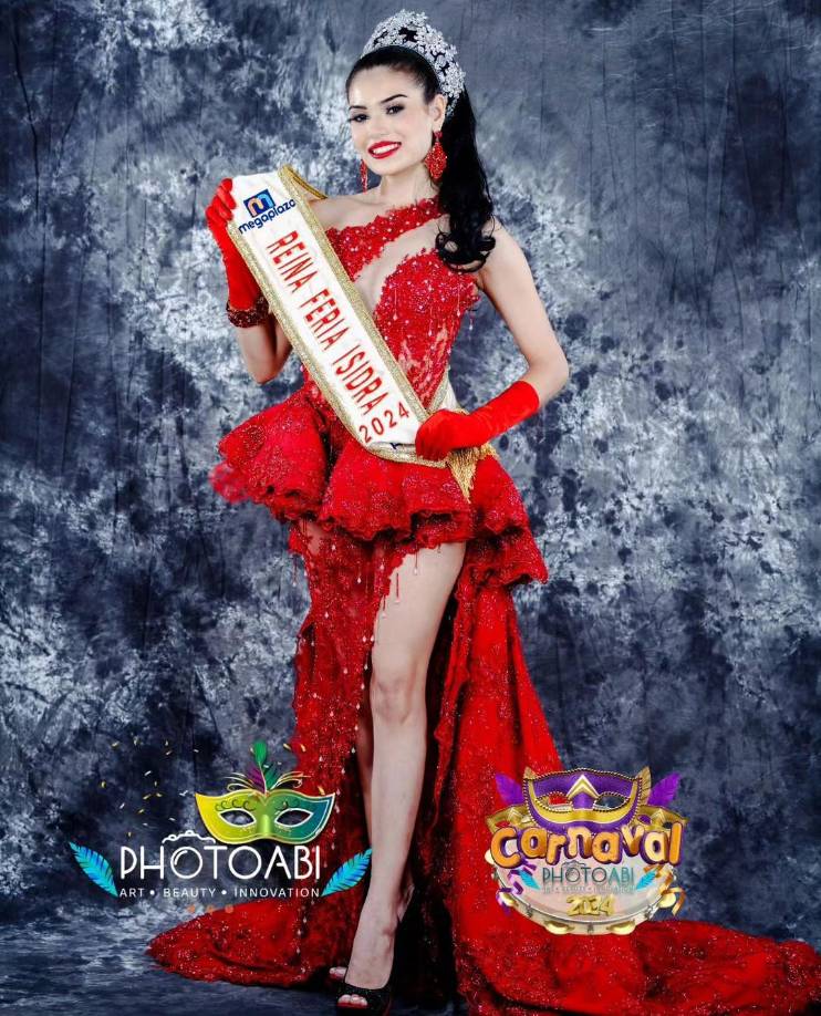 Meses atrás, Izza ya había sido coronada como reina de la Feria Isidra en La Ceiba.