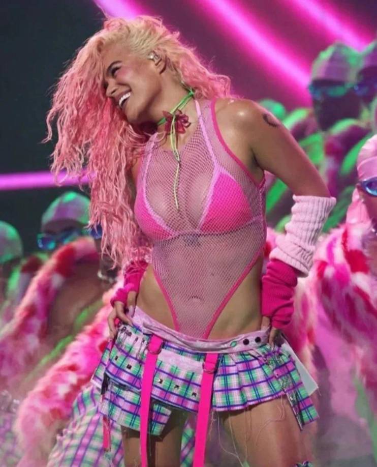 La cantante colombiana modificó la letra de su tema para eliminar la polémica frase, en respuesta a las protestas de millones de personas que consideraron que la letra sexualizaba a las menores de edad.