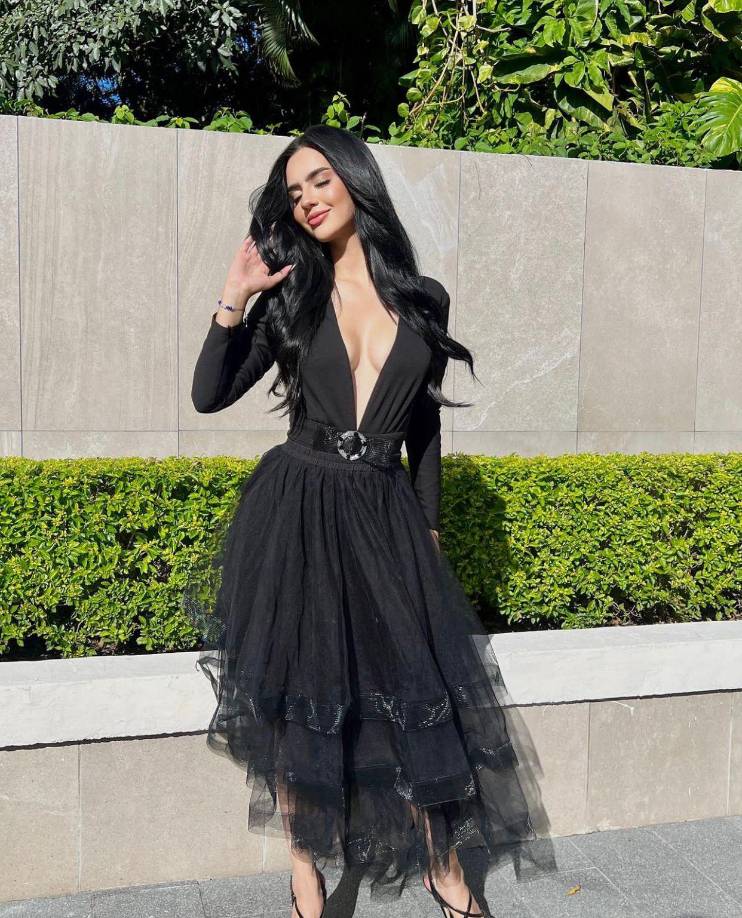 Hoy lunes, en el ensayo de pasarela previo a la gala final, Zu Clemente volvió a mostrarse imponente luciendo un bello vestido en color negro destacando su hermosa silueta, de hecho, fue comparada con la actriz que dio vida al personaje de la serie de Netflix Merlina con su estilo en negro.