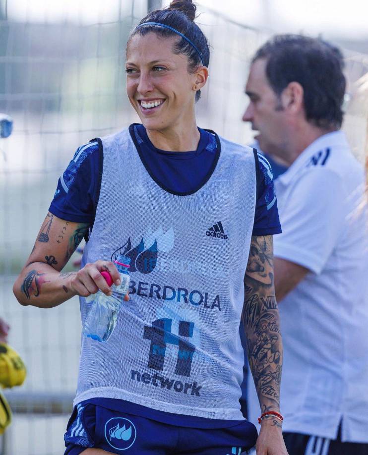 “Él fue el primero en ver su potencial. Para Jenni, nuestro abuelo era su referente en el fútbol y su pasión”, reveló su hermana Silvia en una entrevista con Granmadrid.