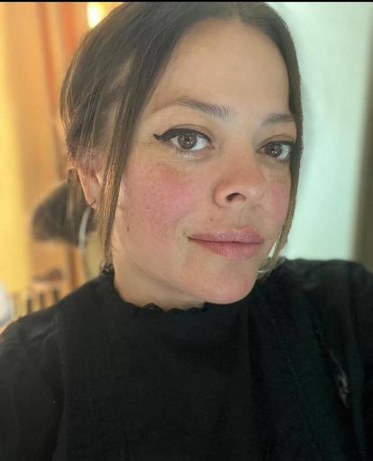 “Esa canción yo se la dedique a una amiga, literalmente lo que habla la canción, eso le pasó a ella en una relación. Ella murió, una muerte muy triste, yo la quise mucho, la cuide lo más que pude, ella estaba en silla de ruedas, no se podía mover, ella no tenía movimiento.