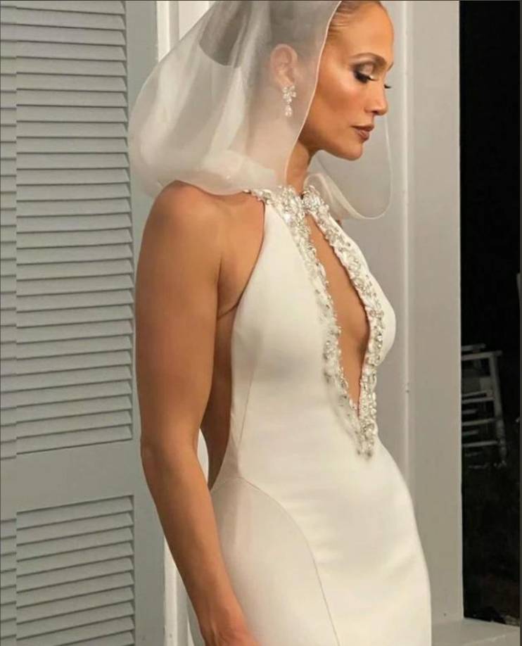 JLo optó por otro vestido corte de sirena, pero esta vez con un escote en el pecho y un velo más corto.