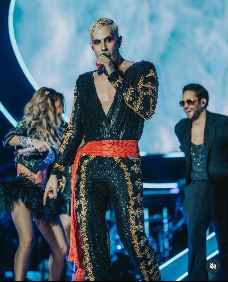 Luego de que hace unos días se vistió como Anahí en un concierto de Brasil, debido a la obligada ausencia de la cantante por presentar una crisis en su salud, y tras haber sido criticado por haber usado un traje de mariachi en color rosa y con tenis, Christian Chávez sigue levantando polémica con los atuendos que ha lucido en el ‘Soy rebelde tour’.