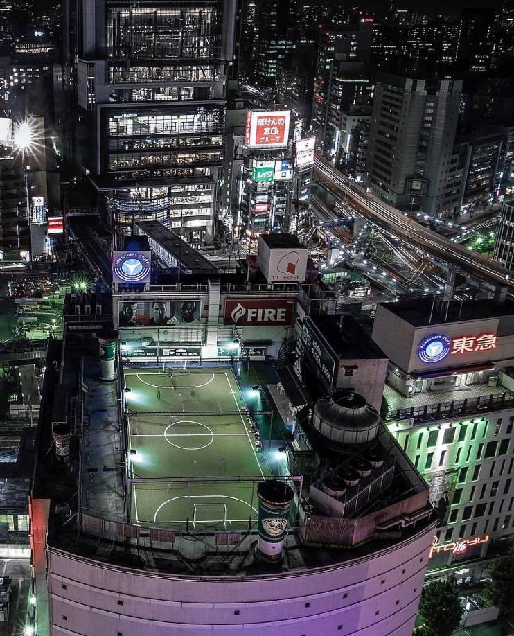 The Adidas Futsal Park es una cancha ubicada en una terraza de un edificio de Tokio (Japón). En la ciudad Sobresale este campo de juego precioso, de césped sintético. Un lugar creado en 2001 como vísperas de lo que fue la emocionante Copa del Mundo 2002. Inspirada en la metodología habitual de esa cultura respecto a los espacios de enseñanza deportiva en los colegios.
