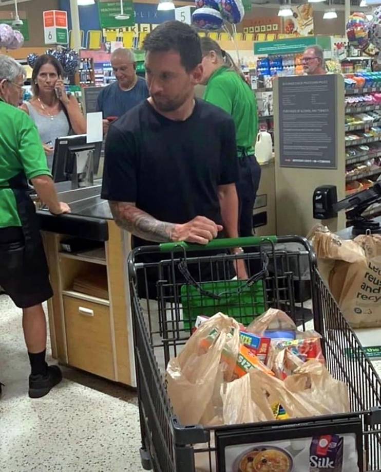 El astro argentino de 36 años se dejó ver mientras realizaba las compras en un supermercado y las fotos rápidamente se viralizaron en las redes sociales.