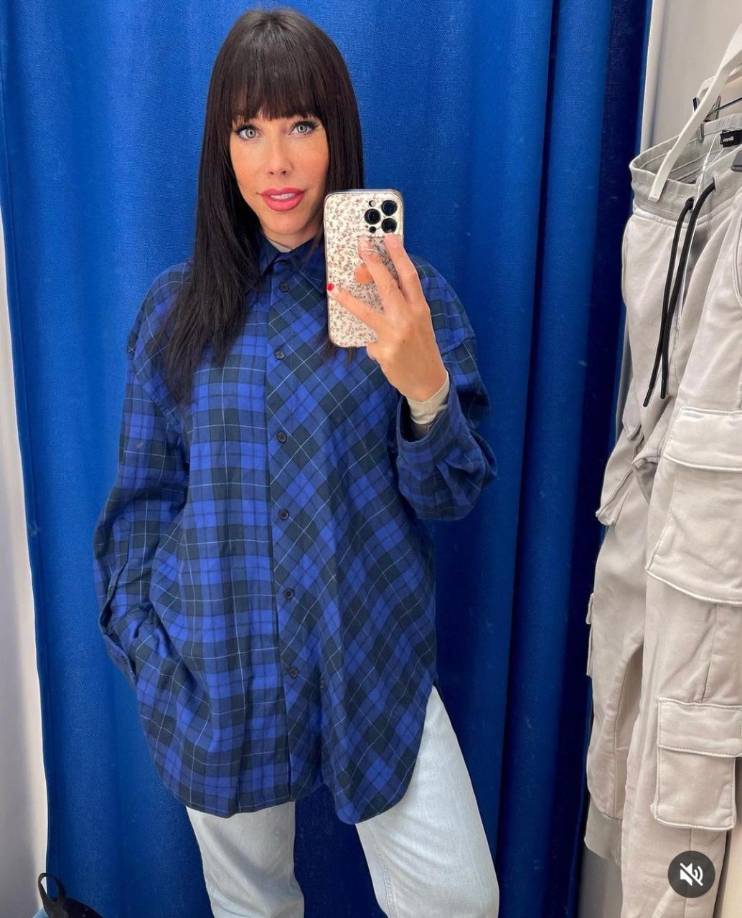 La influencer utiliza todas sus redes sociales para promocionar el material y mostrar qué es lo que realiza en sus día a día como dueña de una empresa donde trabaja toda su familia.