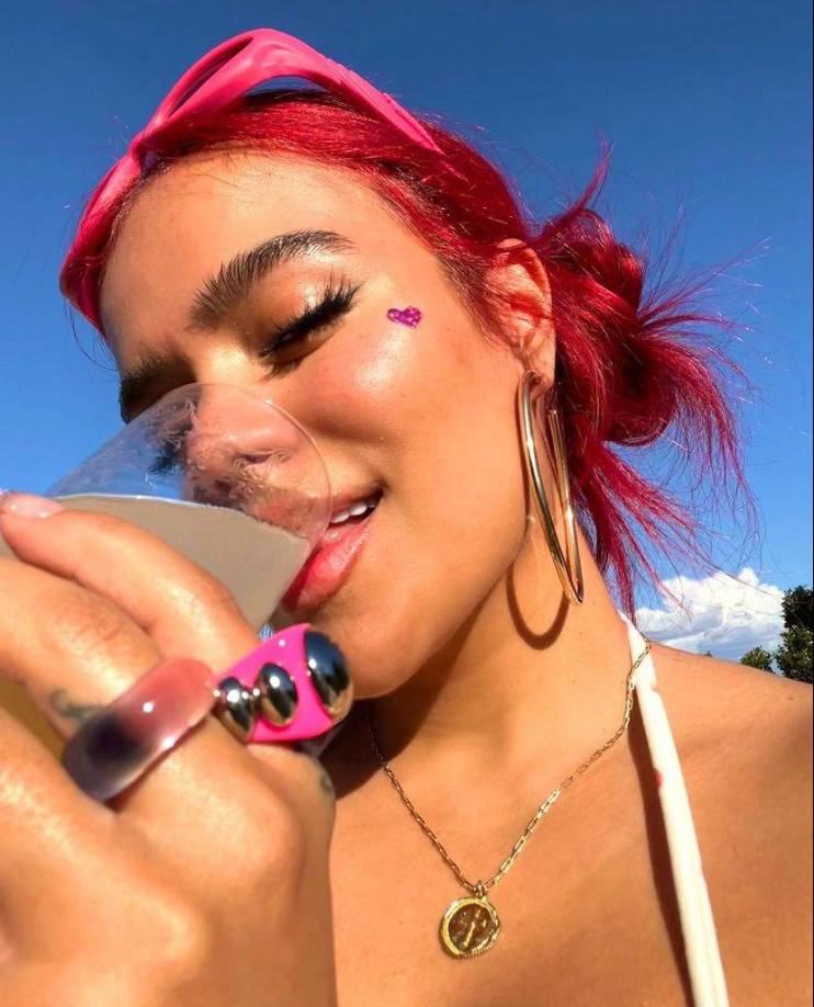 La publicación de Instagram, en la que la intérprete de Gatúbela lució un traje de baño blanco de dos piezas con estampado de fresas y gafas de sol rosadas, superó los 5 millones de likes y 40.000 comentarios.