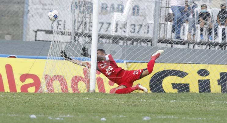 Denovan Torres no pudo evitar el autogol de Lucas Campana.