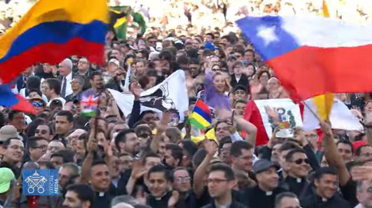 Alegría en la plaza de San Pedro: miles celebran que hay nuevo papa