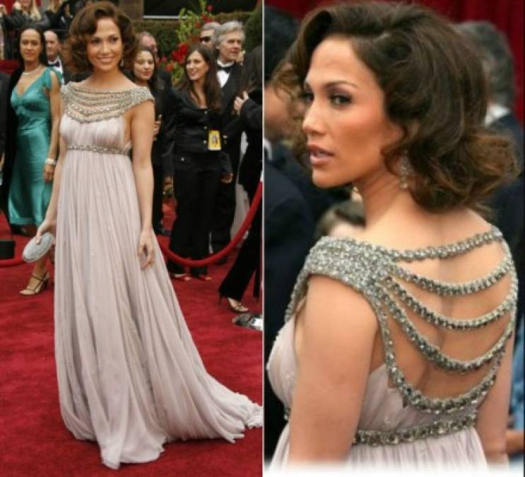 JLo lució un diseño con aire romántico de la firma de moda Marchesa, de Georgina Chapman, en un tono rosa con detalles de pedrería.<br/>