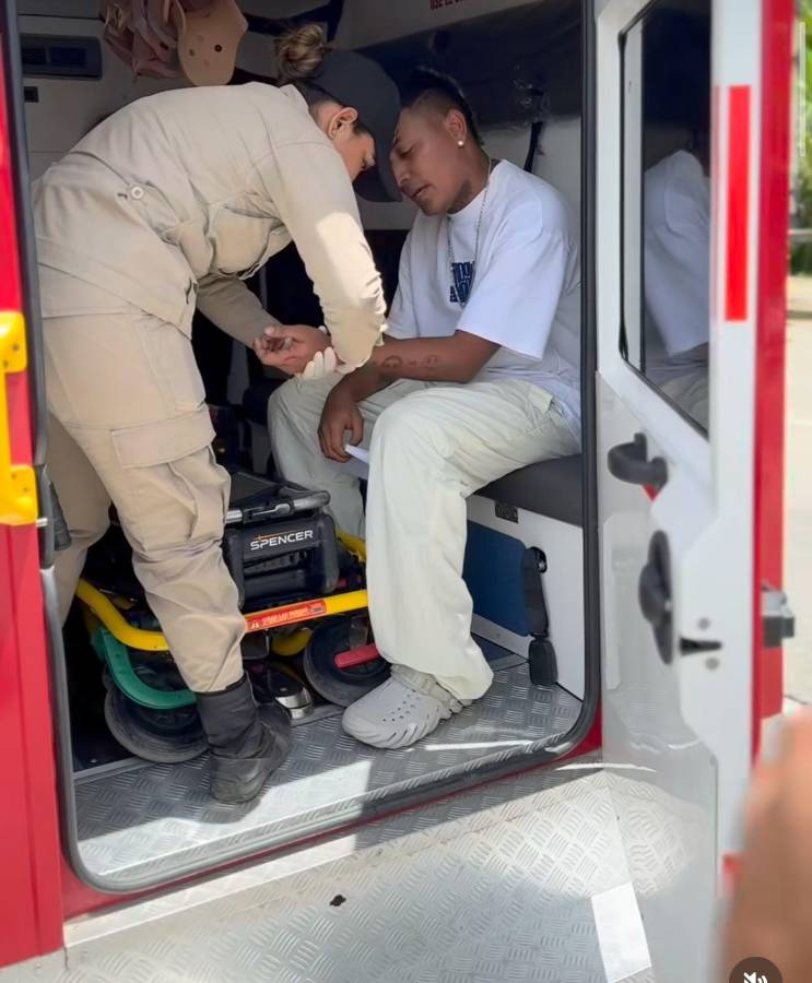 Supremo siendo atendido por elementos del Cuerpo de Bomberos.