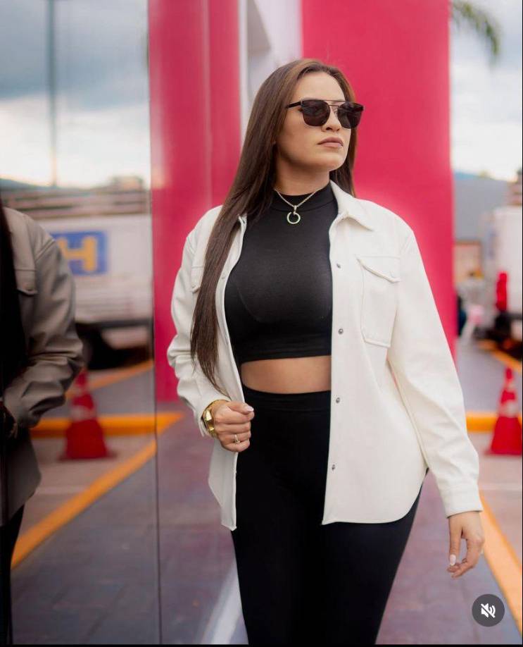 Su espectacular figura la ha convertido en una de las presentadoras más sensuales de la TV.