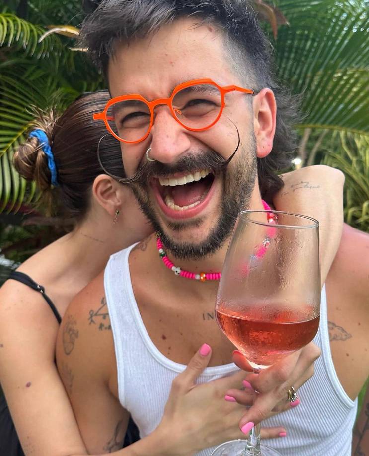 El comentario de Camilo no solo quedó allí, en una historia de Instagram, él al son de su guitarra interpretó el hit de RBD “Sálvame”, historia que después subió a todas sus redes sociales.