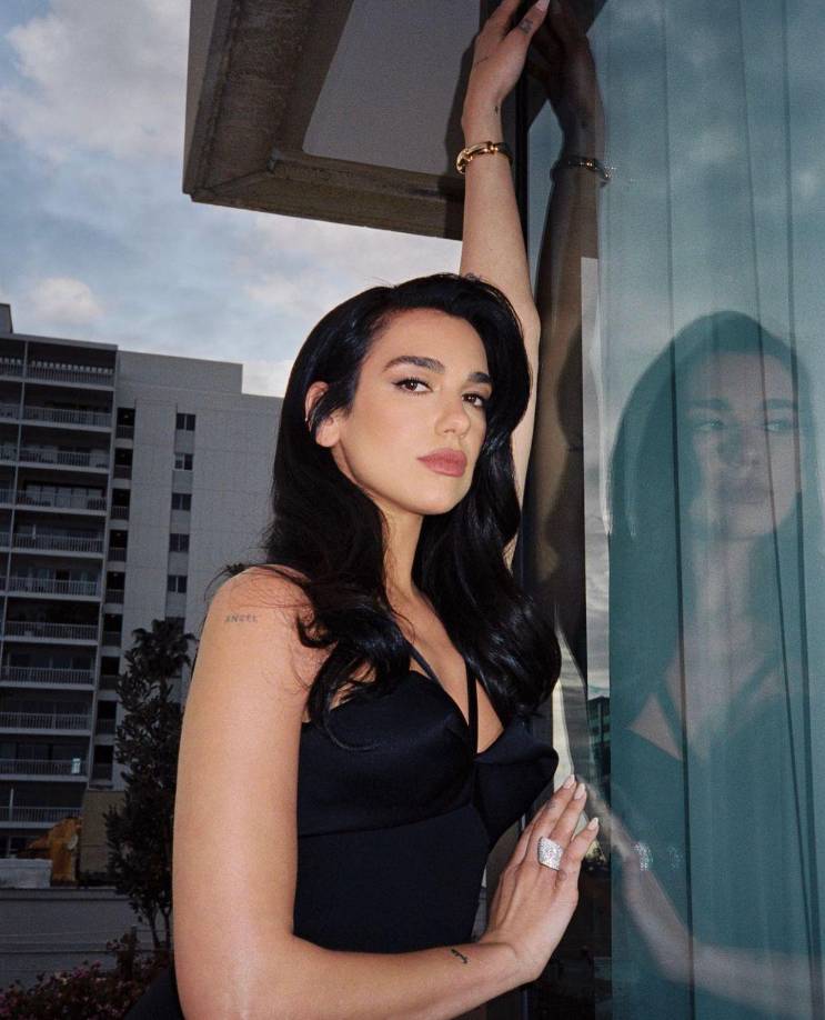 Y es que donde pone el pie, Dua Lipa siempre marca un antes y un después, puesto que su bello rostro y mirada ilumina su entorno.