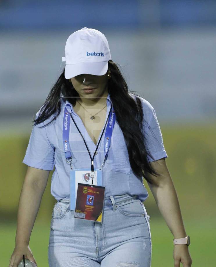 Karen Gissell estuvo presente en el estadio Morazán para trabajar en el Real España vs Vida.