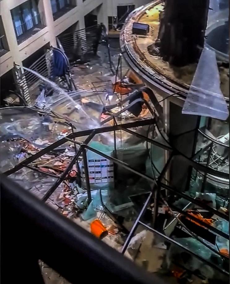 La gigantesca pecera contenía un millón de litros de agua y estaba ubicada en el vestíbulo del hotel Radisson Blu, en la turística zona de la catedral y la Isla de los Museos.