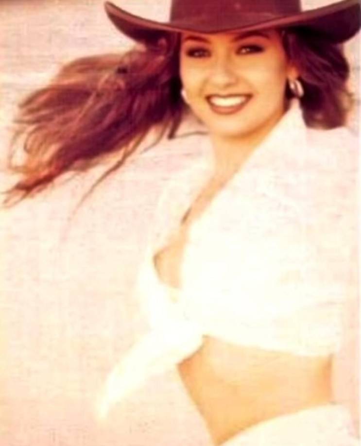 Y en esta ocasión la famosa presumió su físico con un mini bikini en color negro con brillantes para promocionar su nueva línea de maquillaje. 