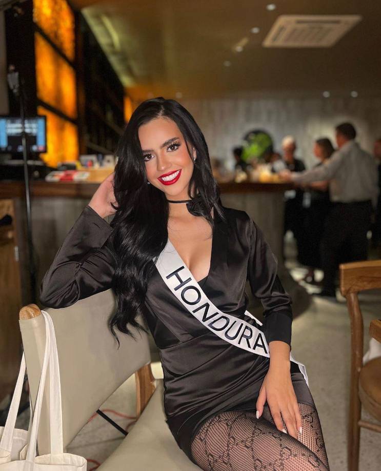 El pasado domingo, la reina de Honduras explotó nuevamente las redes sociales al mostrarse con un vestido negro, adornado con una gargantilla en flor en su cuello, medias negras y sus labios en tono rojo. ¡Lució espectacular!.