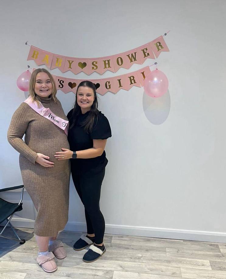 ”Oooh. Felicidades. Buena suerte siendo mamá. Puedes hacerlo. Vas a ser una súpoer mamá. Disfruten del amor y disfruten de estar juntos”, reaccionaron algunos de los internautas.