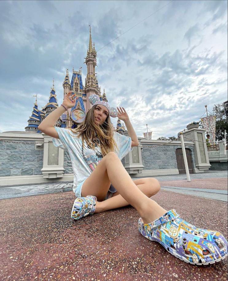 Ese momento de festejo de la artista por sus 34 primaveras, no se ha pasado desapercibido, puesto que el momento lo vivió en uno de los complejos de Disneyland, lugar favorito de Belinda.