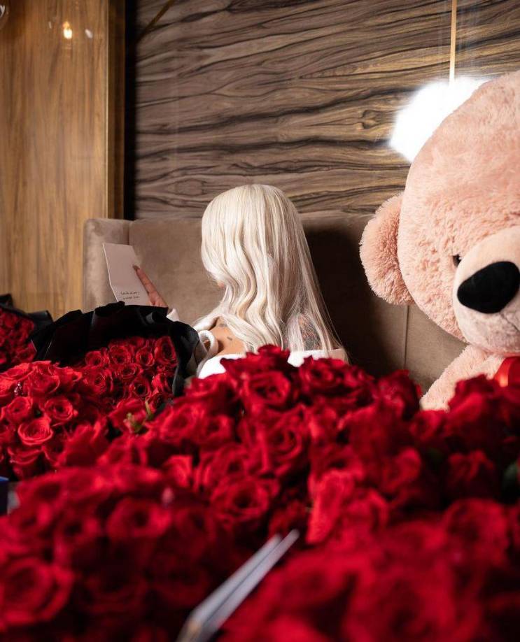 “Soy la mujer más feliz del mundo, gracias Dios por tus bendiciones, viviendo mis sueños y la etapa más hermosa que le puede pasar a una mujer, ser MADRE ya falta poquito mi Reina para conocerte, tus padres te esperamos con ansias. Enamorada de estos detalles Gracias amor”, escribió. 