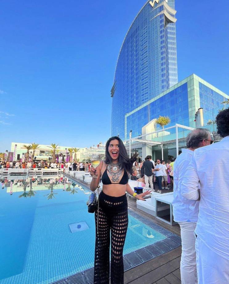 En esta fotografía se le ve disfrutando en Ibiza, España. 