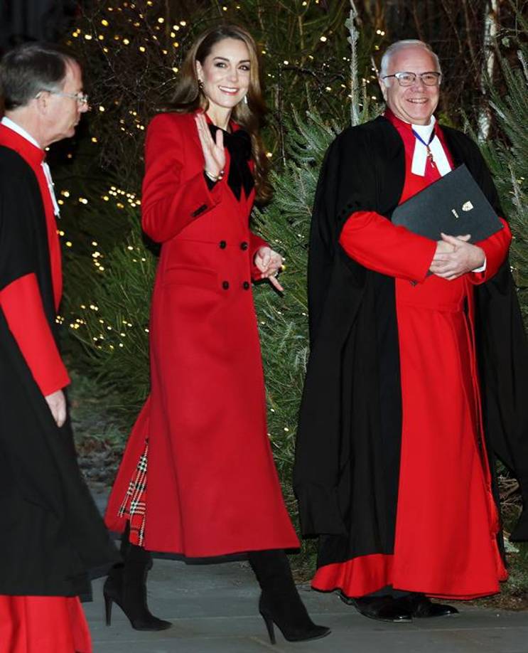 Como anfitriona, Kate fue la primera en llegar al evento, ataviada con un abrigo rojo con un gran lazo negro en la parte superior, diseñado por Sarah Burton para Alexander McQueen, con el fin de conocer y agradecer a las personalidades que actuaron en el concierto.