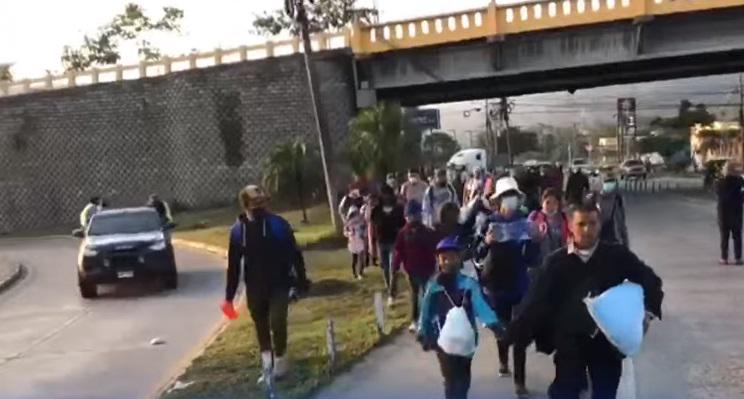 Caravana de hondureños y extranjeros partió hacia Corinto rumbo a Estados Unidos